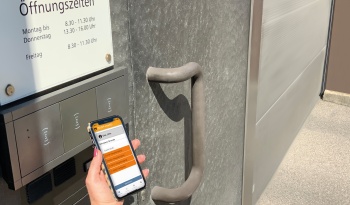 ZEUS® smartID – öffnet Türe und Tore per App