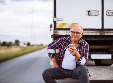 Mitarbeiter Transport und Logistik LKW Mann Handy 
