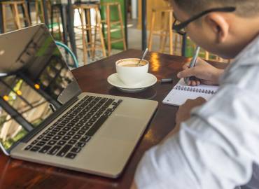 Mitarbeiter Homeoffice Laptop digitales Arbeiten 