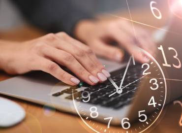 Digitale Software für die Zeiterfassung Mitarbeiter Laptop Uhr Kalender