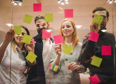 Büro Mitarbeiter HR Whiteboard Postit